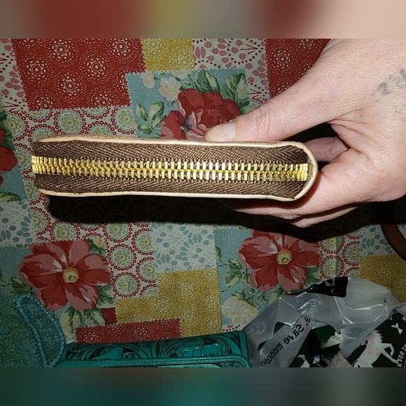 Authentic prada zippy wallet guc see pics - Picture 8 of 13